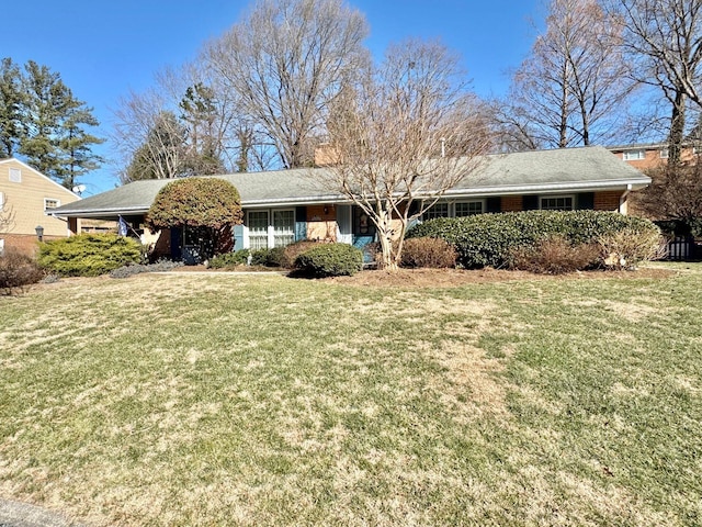 ranch-style home featuring a front lawn