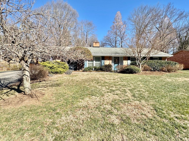 view of front of property featuring a front lawn