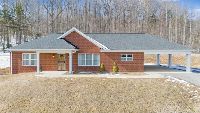 single story home featuring a front lawn