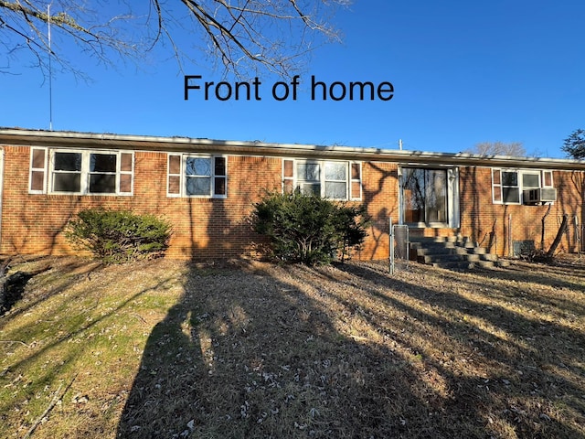 view of front of property with a front yard