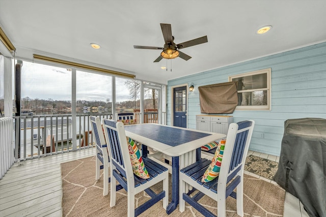 sunroom with ceiling fan