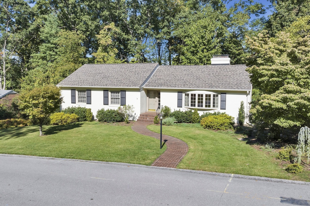 ranch-style home featuring a front yard