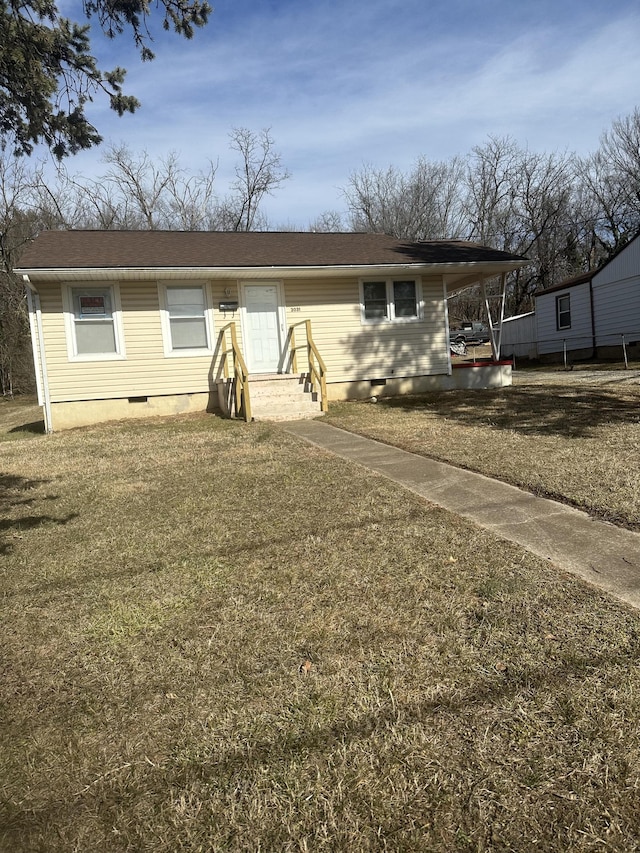 view of front of property featuring a carport and a front yard