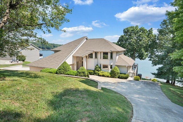 view of front of property featuring a front yard