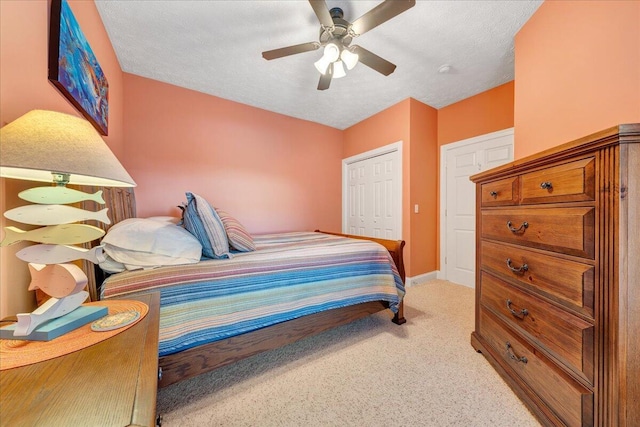 bedroom with ceiling fan, a closet, carpet floors, and a textured ceiling