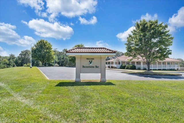 view of home's community featuring a lawn