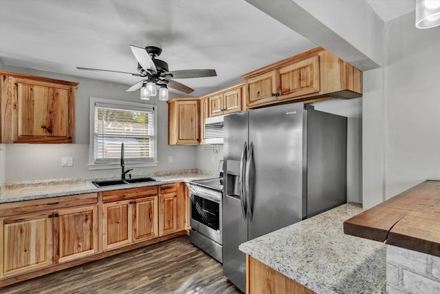 kitchen featuring sink, dark wood-type flooring, stainless steel appliances, and ceiling fan