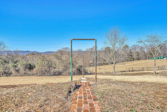 view of yard featuring a mountain view