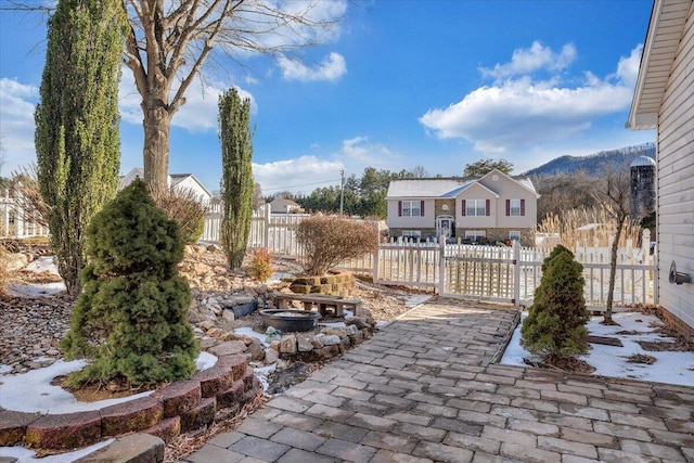 view of yard featuring a mountain view