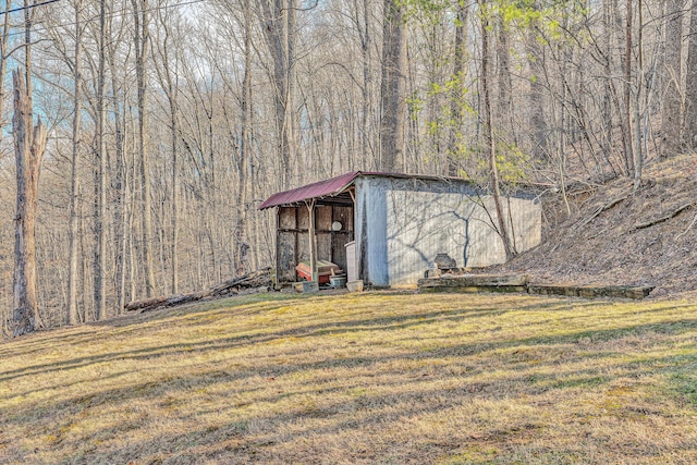 view of outdoor structure featuring a yard