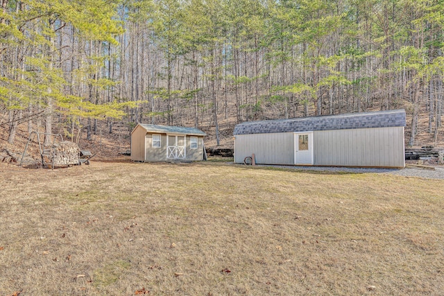 view of yard featuring a shed