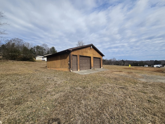 garage featuring a lawn