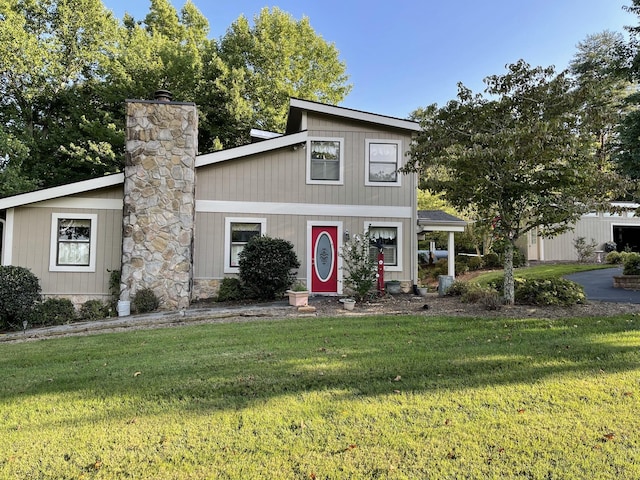 view of front facade featuring a front yard