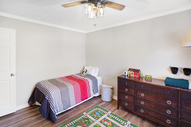 bedroom featuring crown molding, dark hardwood / wood-style floors, and ceiling fan