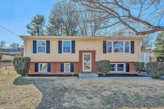 split foyer home featuring a front yard