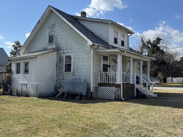 view of front facade featuring a porch and a front yard