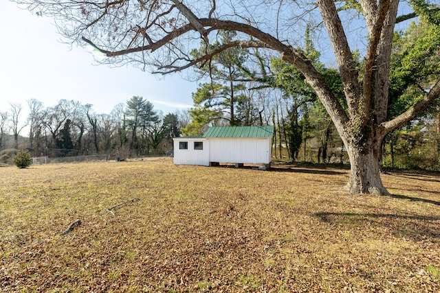 view of yard with a shed