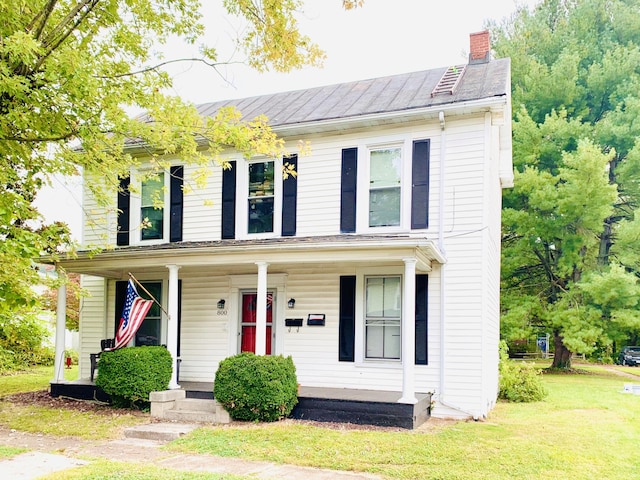 view of front of property featuring a front yard and covered porch