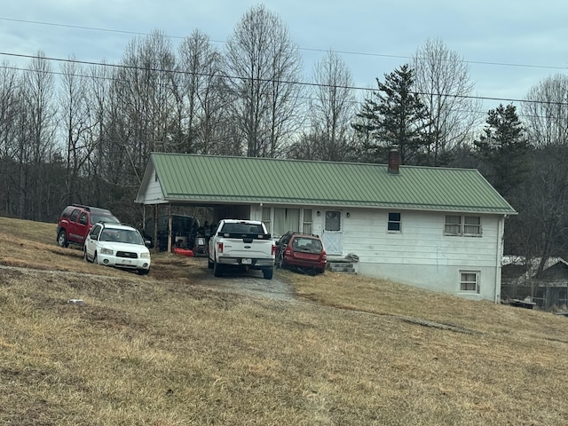 view of front of house with a front lawn