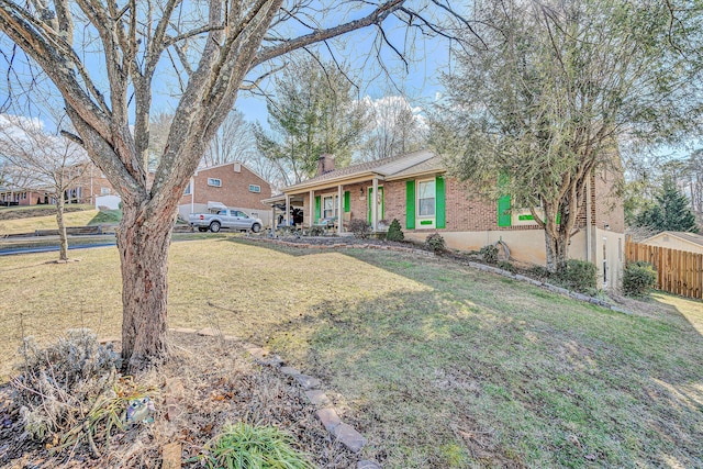 ranch-style home featuring a front lawn