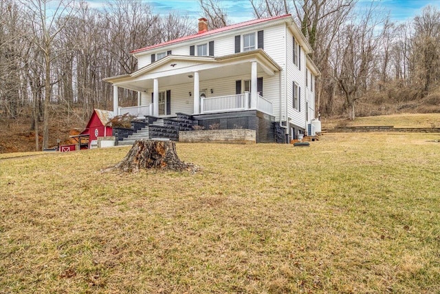 view of front of property featuring a porch and a front lawn