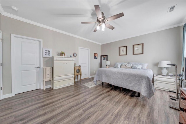 bedroom with crown molding, hardwood / wood-style floors, and ceiling fan