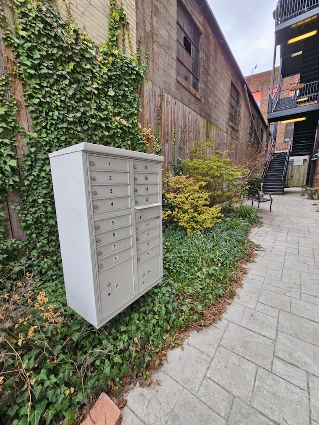 view of home's community featuring a mail area