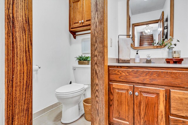 kitchen featuring sink, a breakfast bar, stainless steel appliances, light hardwood / wood-style floors, and a kitchen island