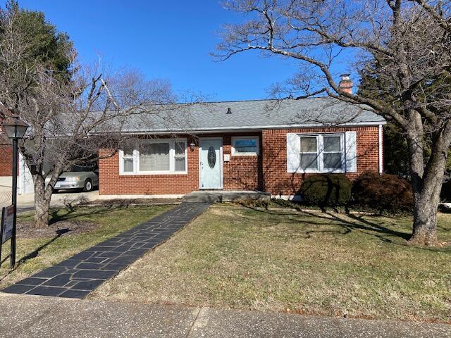 single story home with a front lawn