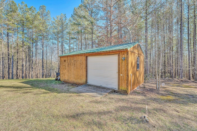 view of outdoor structure featuring a garage and a yard