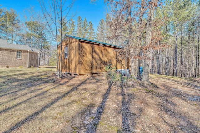 view of yard with an outdoor structure