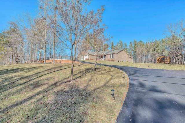 view of front of home featuring a front yard