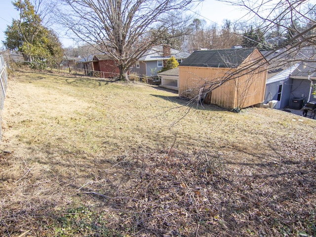 view of yard with a storage shed