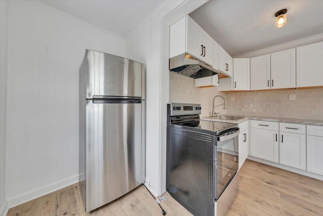 kitchen with under cabinet range hood, stainless steel appliances, a sink, white cabinetry, and ornamental molding