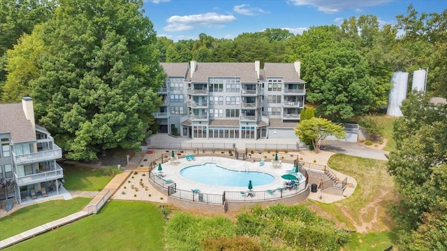 view of swimming pool