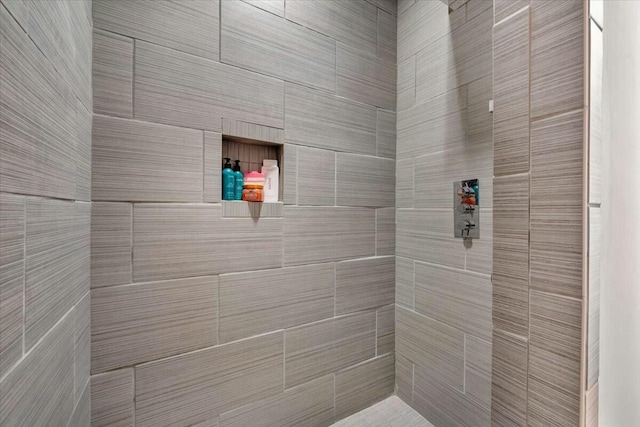 bathroom featuring tiled shower