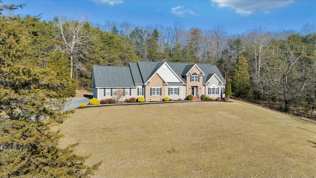 view of front of property featuring a front yard