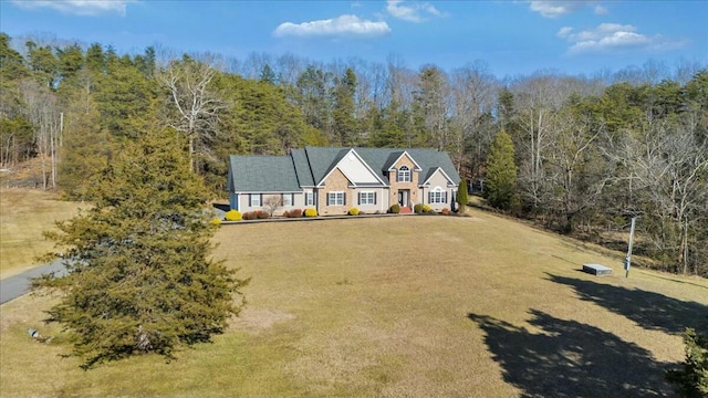 view of front of property featuring a front yard