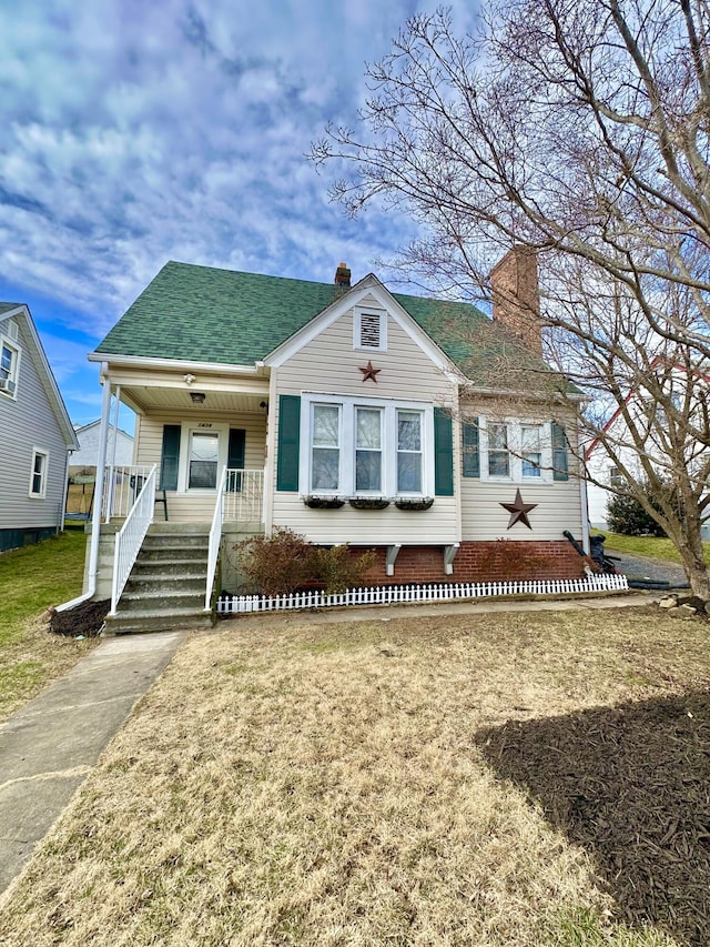 view of front facade featuring covered porch and a front lawn