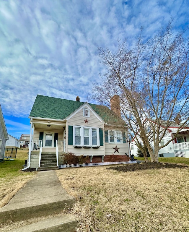 view of front of home featuring covered porch and a front lawn