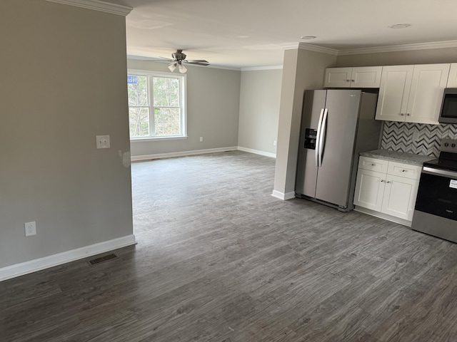 kitchen featuring visible vents, stainless steel appliances, dark wood-type flooring, crown molding, and backsplash