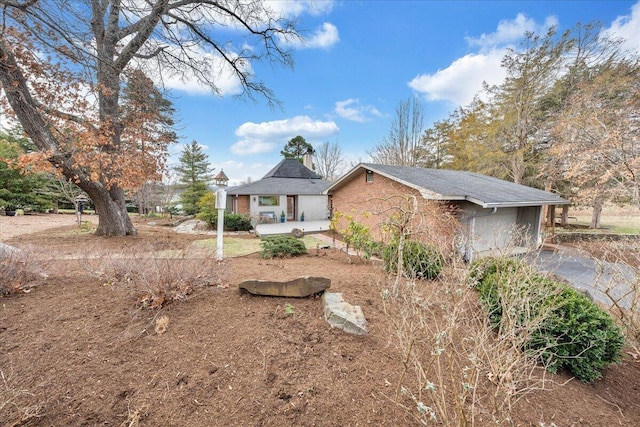 view of front of property with driveway