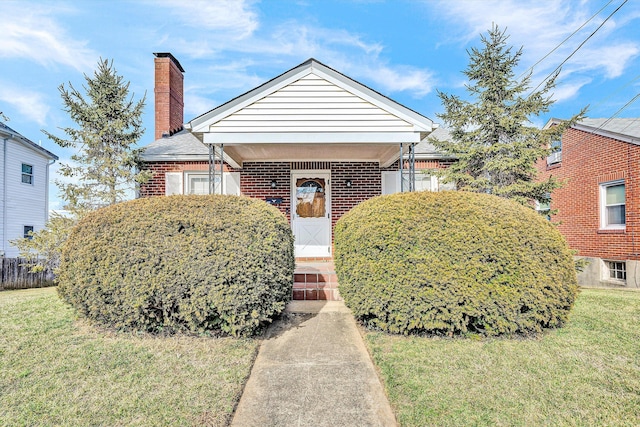 view of front of home featuring a front lawn