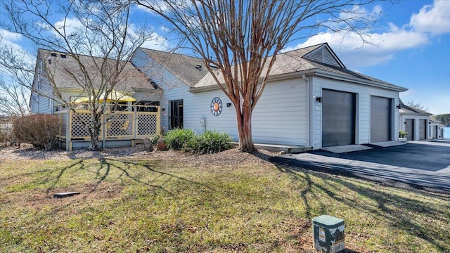 view of front of property with a front lawn