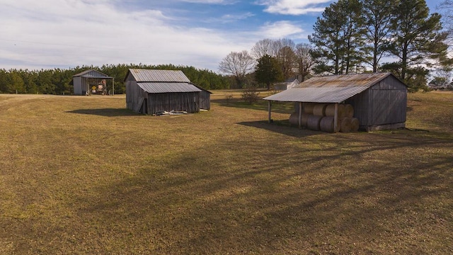 view of yard with an outbuilding