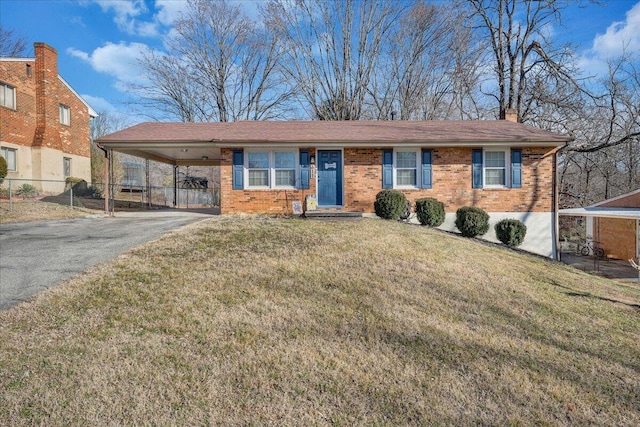 view of front of property featuring a carport and a front yard