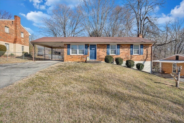 view of front of home featuring a front lawn and a carport