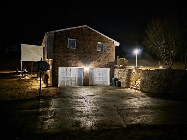 view of front facade with a garage and driveway