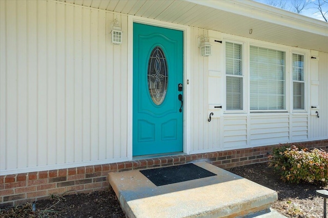 property entrance featuring a porch and crawl space