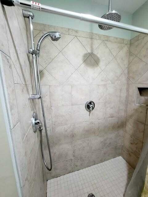 bathroom featuring tiled shower